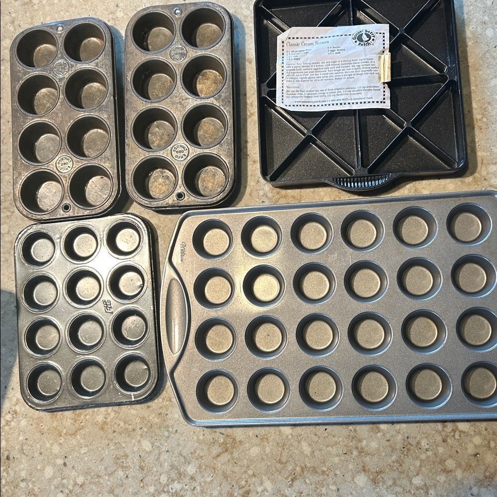 Five piece mini cupcake, mini scones, mini tart pans e USA made Nordic ware Echo